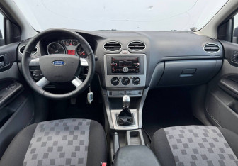 Подержанный автомобиль Ford Focus Hatchback 2009 года (9 фото)