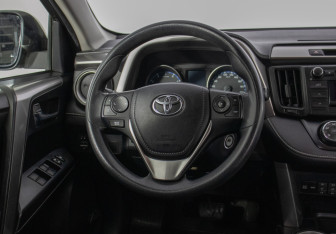 Подержанный автомобиль Toyota RAV4 2015 года (15 фото)