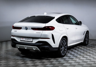 Подержанный автомобиль BMW X6 2021 года (5 фото)
