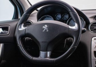 Подержанный автомобиль Peugeot 408 2015 года (15 фото)