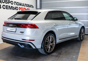 Подержанный автомобиль Audi Q8 2021 года (4 фото)