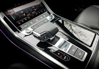 Подержанный автомобиль Audi Q7 2023 года (28 фото)