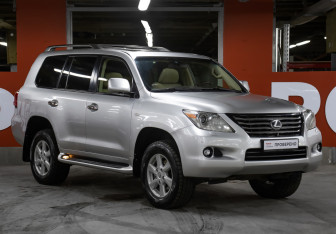 Подержанный автомобиль Lexus LX 2009 года (3 фото)