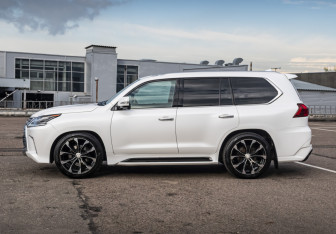 Подержанный автомобиль Lexus LX 2016 года (8 фото)