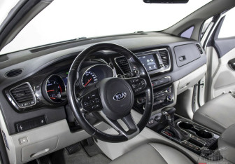 Подержанный автомобиль Kia Carnival 2018 года (10 фото)
