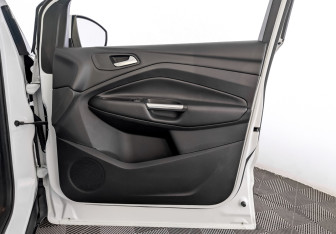 Подержанный автомобиль Ford Kuga 2017 года (24 фото)