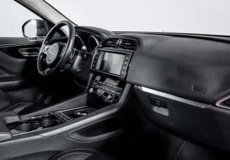 Подержанный автомобиль Jaguar F-Pace 2017 года (9 фото)