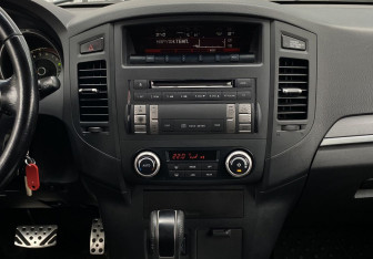 Подержанный автомобиль Mitsubishi Pajero 2013 года (12 фото)