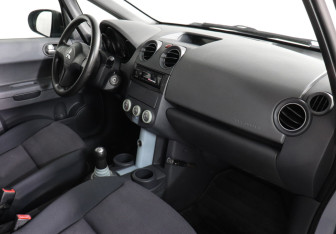 Подержанный автомобиль Mitsubishi Colt Hatchback 2005 года (6 фото)