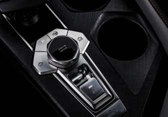 Подержанный автомобиль Changan UNI-V 2023 года (21 фото)