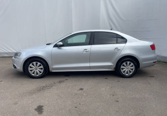 Подержанный автомобиль Volkswagen Jetta Sedan 2013 года (8 фото)