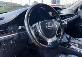Подержанный автомобиль Lexus ES 2014 года (13 фото)