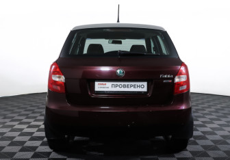Подержанный автомобиль Skoda Fabia Hatchback 2012 года (6 фото)