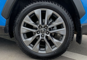 Подержанный автомобиль Toyota RAV4 2020 года (11 фото)