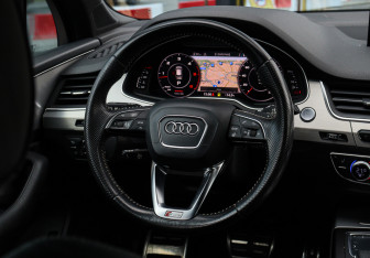 Подержанный автомобиль Audi Q7 2017 года (13 фото)