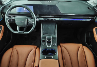 Подержанный автомобиль Omoda C5 2023 года (11 фото)