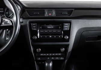 Подержанный автомобиль Skoda Rapid Liftback 2017 года (14 фото)