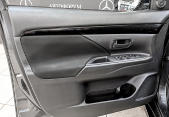 Подержанный автомобиль Mitsubishi Outlander 2022 года (20 фото)