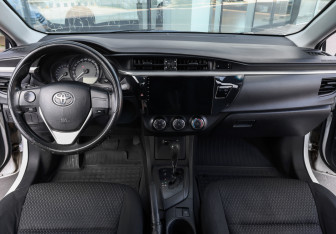 Подержанный автомобиль Toyota Corolla Sedan 2013 года (12 фото)