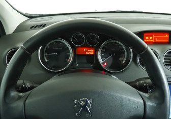 Подержанный автомобиль Peugeot 308 Hatchback 2011 года (11 фото)