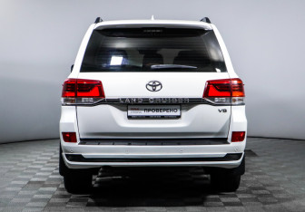 Подержанный автомобиль Toyota Land Cruiser Suv 2015 года (6 фото)