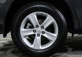 Подержанный автомобиль Toyota RAV4 2013 года (5 фото)