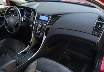 Подержанный автомобиль Hyundai Sonata 2011 года (7 фото)