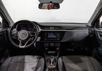 Подержанный автомобиль Kia Rio Hatchback 2021 года (13 фото)