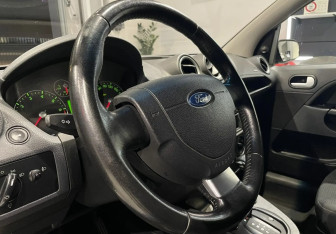 Подержанный автомобиль Ford Fiesta Hatchback 2006 года (13 фото)