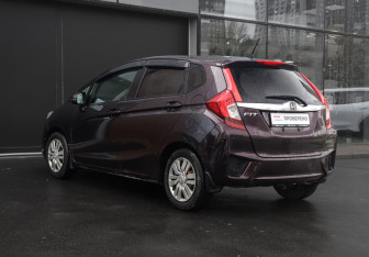 Подержанный автомобиль Honda Fit 2013 года (13 фото)