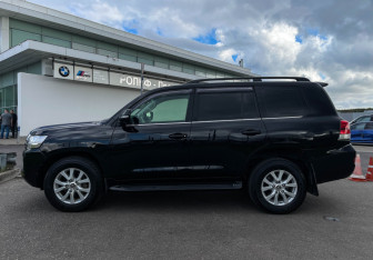 Подержанный автомобиль Toyota Land Cruiser Suv 2017 года (8 фото)