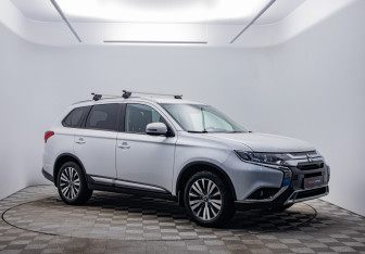 Подержанный автомобиль Mitsubishi Outlander 2021 года (3 фото)