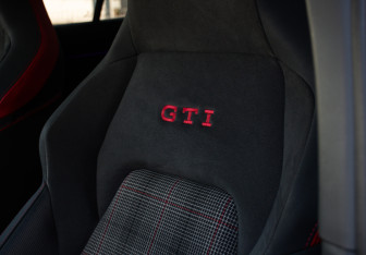 Подержанный автомобиль Volkswagen Golf GTI Hatchback 2021 года (11 фото)