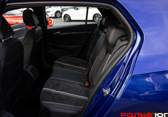 Подержанный автомобиль Volkswagen Golf Hatchback 2021 года (8 фото)