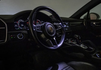 Подержанный автомобиль Porsche Cayenne 2019 года (14 фото)