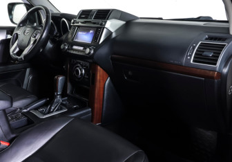 Подержанный автомобиль Toyota Land Cruiser Prado 2014 года (10 фото)