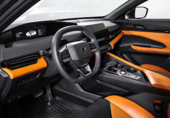 Подержанный автомобиль Changan UNI-V 2023 года (15 фото)