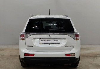 Подержанный автомобиль Mitsubishi Outlander 2012 года (6 фото)