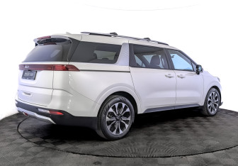 Подержанный автомобиль Kia Carnival 2021 года (5 фото)
