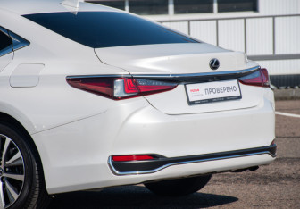 Подержанный автомобиль Lexus ES 2018 года (16 фото)