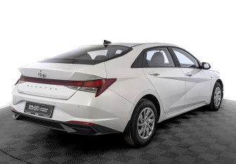Подержанный автомобиль Hyundai Elantra Sedan 2022 года (5 фото)