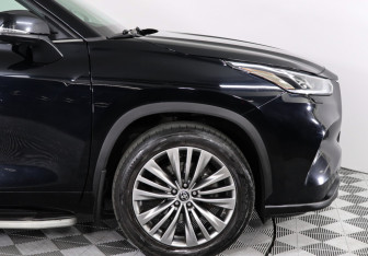 Подержанный автомобиль Toyota Highlander 2021 года (14 фото)