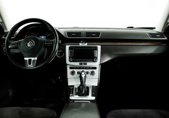 Подержанный автомобиль Volkswagen Passat Sedan 2012 года (10 фото)