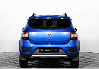 Подержанный автомобиль Renault Sandero 2017 года (6 фото)