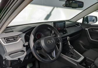 Подержанный автомобиль Toyota RAV4 2021 года (15 фото)