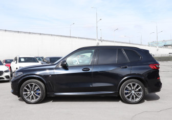 Подержанный автомобиль BMW X5 2019 года (8 фото)