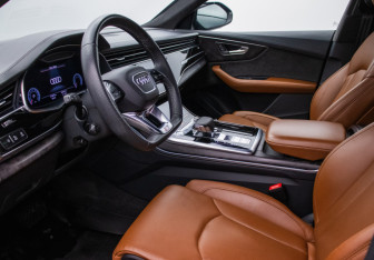 Подержанный автомобиль Audi Q8 2018 года (10 фото)