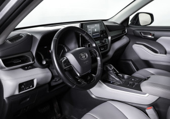 Подержанный автомобиль Toyota Highlander 2021 года (15 фото)