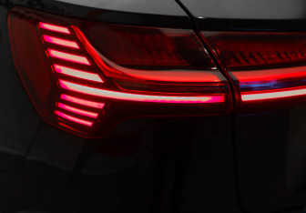 Подержанный автомобиль Audi e-tron 2021 года (27 фото)