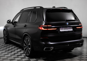 Подержанный автомобиль BMW X7 2023 года (7 фото)